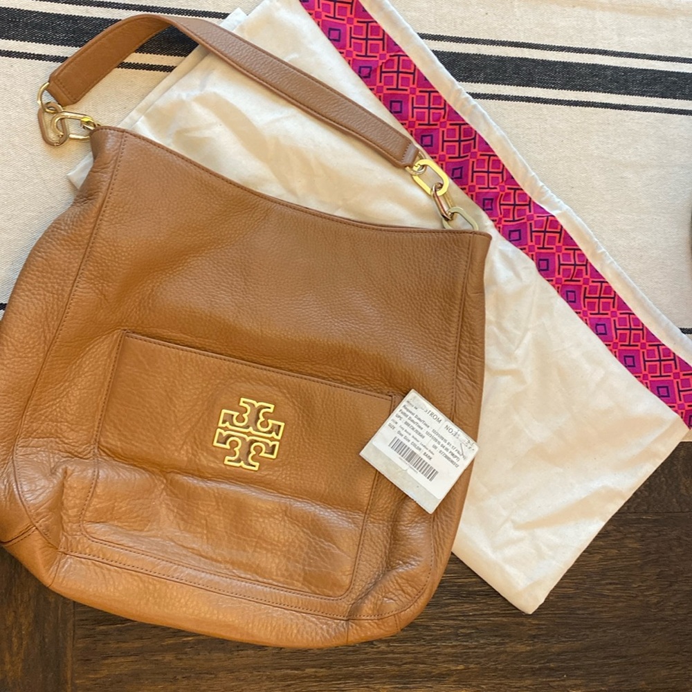 Tory Burch Britton leather hobo in brand new condition. Color: bark
